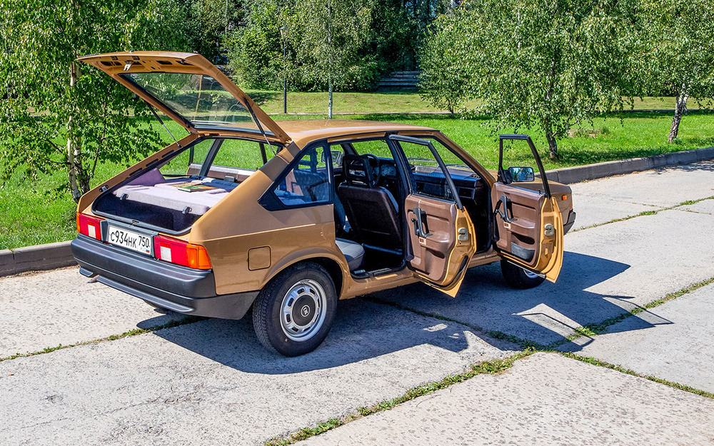 Москвич по вместимости сравним с куда более габаритной Волгой, а по цене он был ближе к вазовской «девятке».