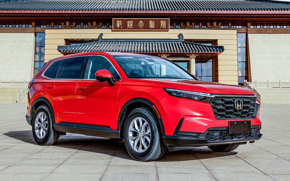 Honda CR-V: длина 4694 мм, клиренс 208 мм, багажник 589 литров. Цена машин с пробегами до 100 тысяч км - 1,3-2,8 млн рублей