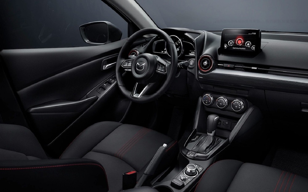 Интерьер Mazda2
