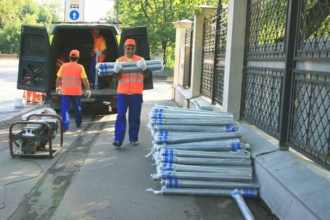 Московских пешеходов защитят от автомобилей столбиками