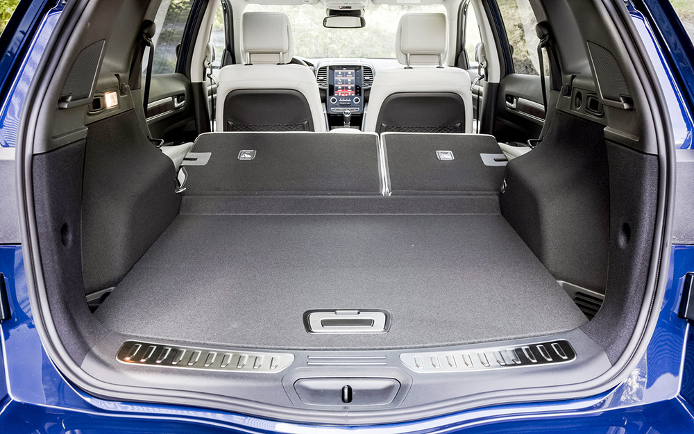 Багажник хорош - заявлено 565 л, и это больше, чем у Икс-Трейла. Однако может не быть скрывающей поклажу полки, а крючков и держателей и вовсе не предусмотрено.