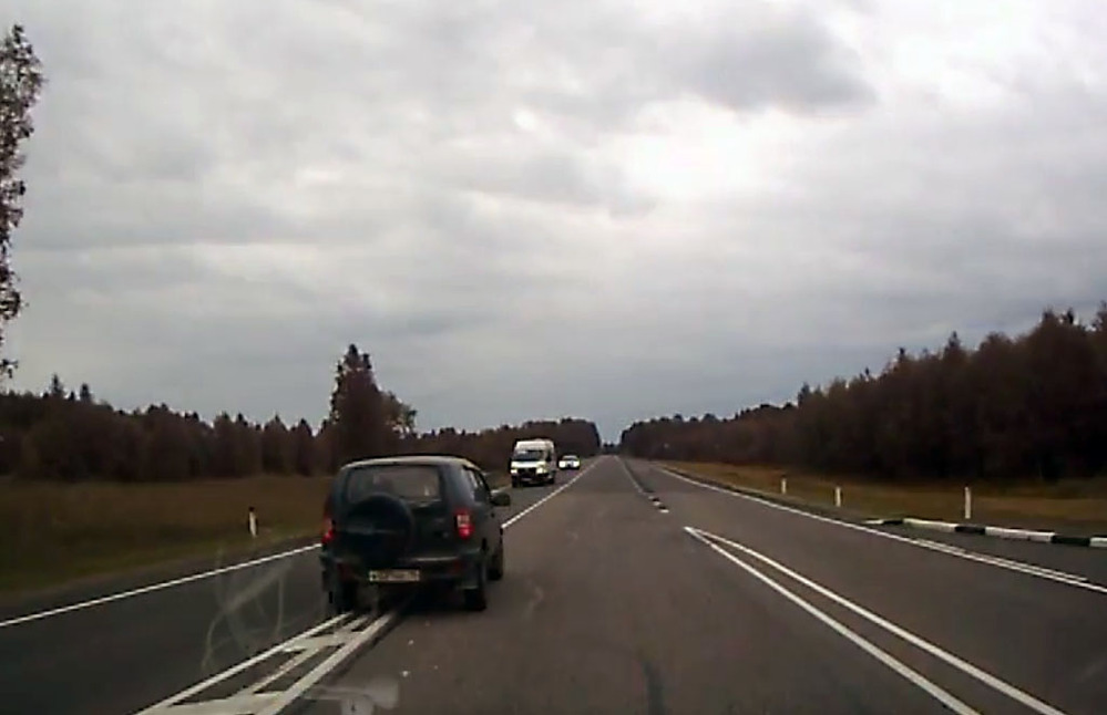 Заснувший за рулем водитель попал на видео