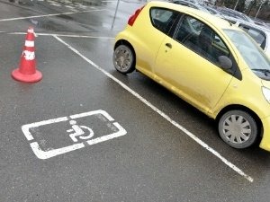 Штраф за парковку на местах для инвалидов вырос в 25 раз