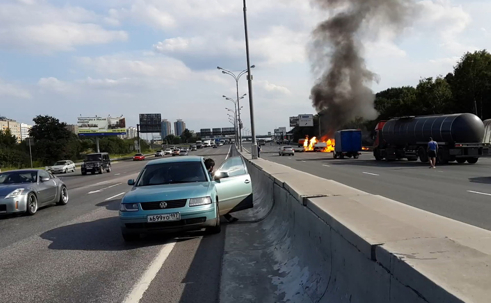 Грузовик с газовыми баллонами взорвался в Москве. Видео