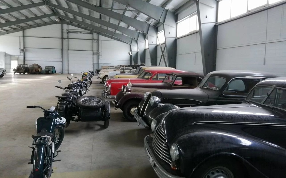 В РФ продают огромную коллекцию старинных машин - цена интересная!