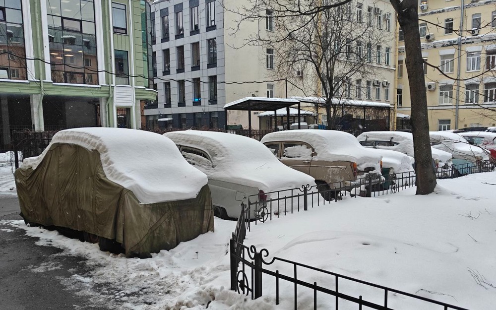 «Победу», «Волгу» и «Москвичи» нашли под снегом в Петербурге