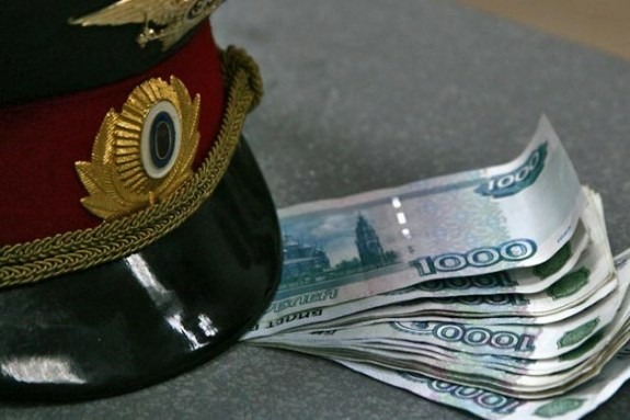 Автоинспектора подозревают в вымогательстве взятки у жены депутата Госдумы