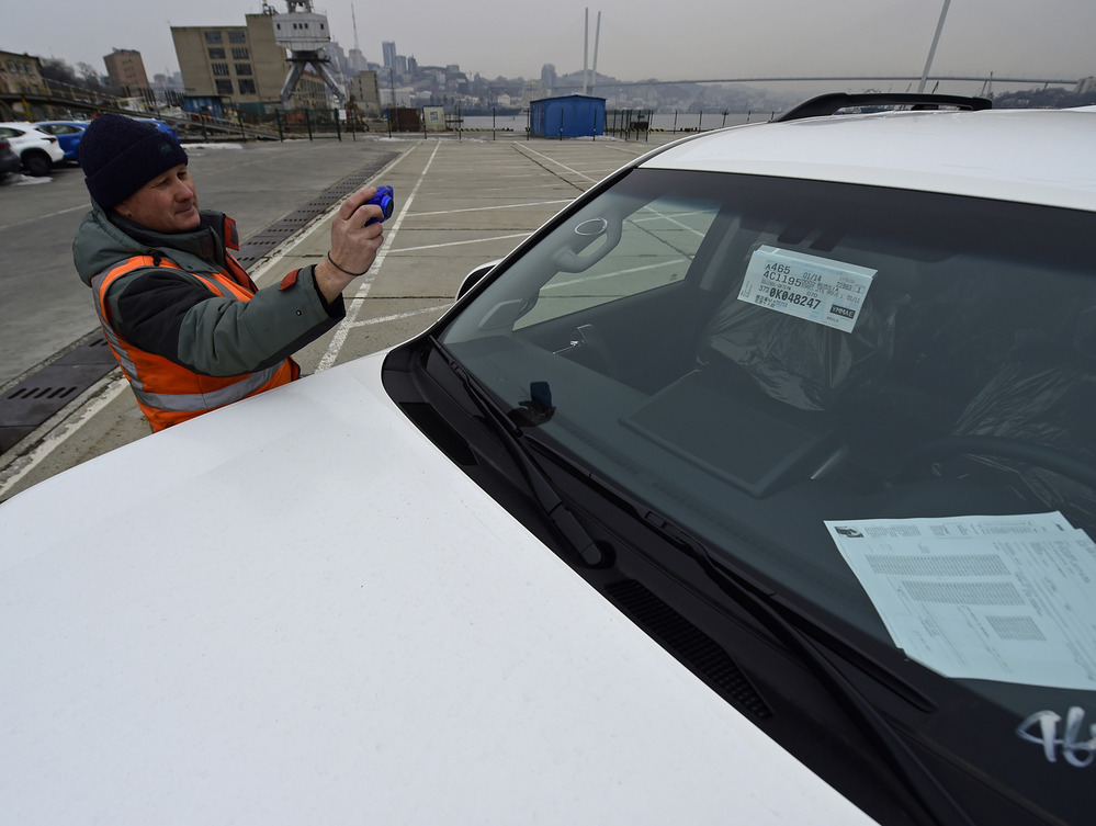 Медведев поручил разобраться с установкой системы ЭРА-ГЛОНАСС на автомобили с пробегом
