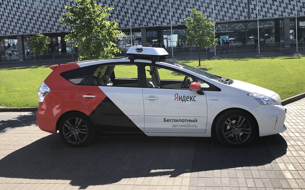 Прототип беспилотного такси около офиса компании Яндекс, 2019 год