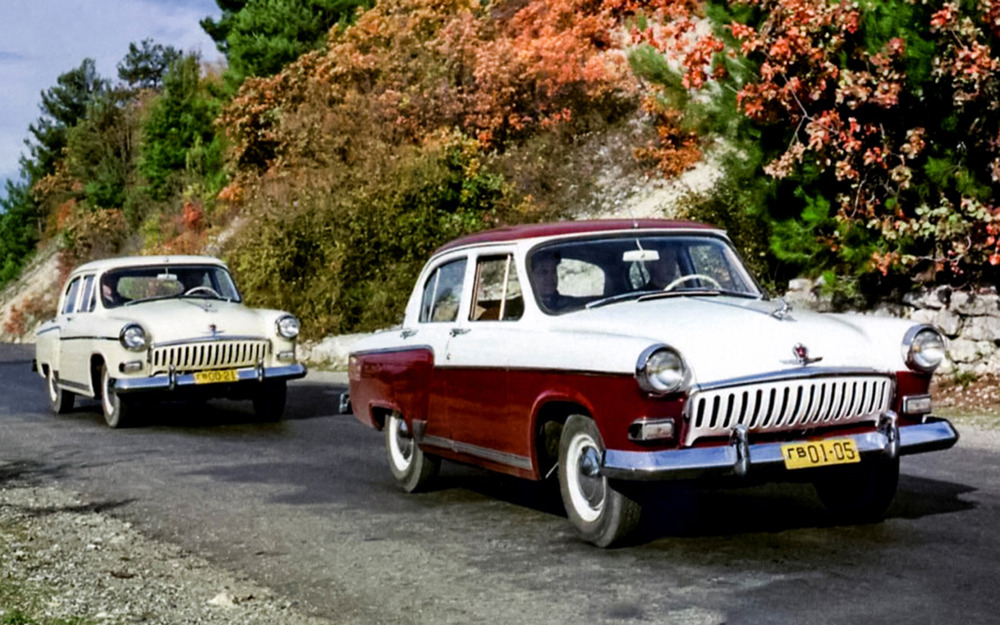 Опытные Волги с молдингами по борту.