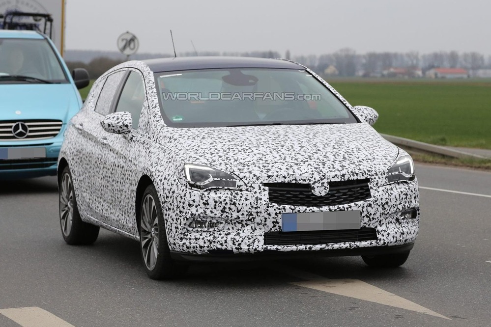 Новый Opel Astra выехал в облегающем «комбинезоне»