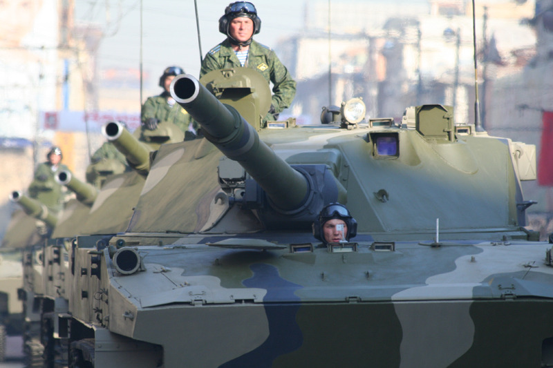 НЛО в небе! Нет... Крокодил в ванной!…Снова не то… А, ТАНКИ В ГОРОДЕ!!!