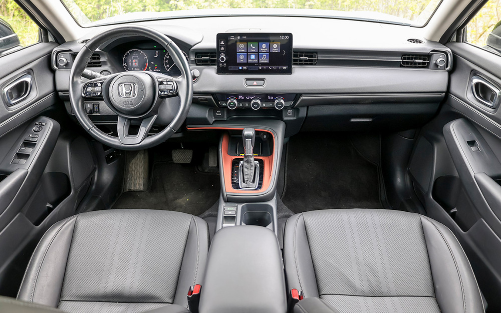Салон Honda Vezel изобилует кнопками и крутилками. Медиасистема «пустая», хотя с некоторыми ухищрениями в нее добавляют Android Auto и Apple CarPlay. Русификации нет.