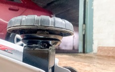 Опора стойки автомобиля на месте упора домкрата