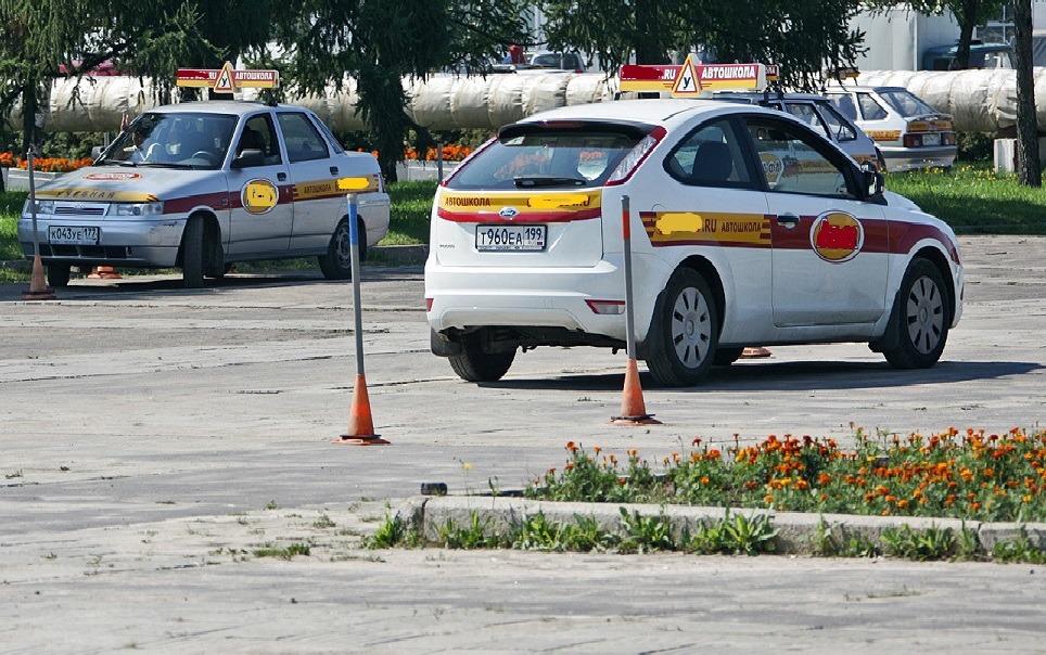 Автошколы смогут учить по-новому не ранее осени