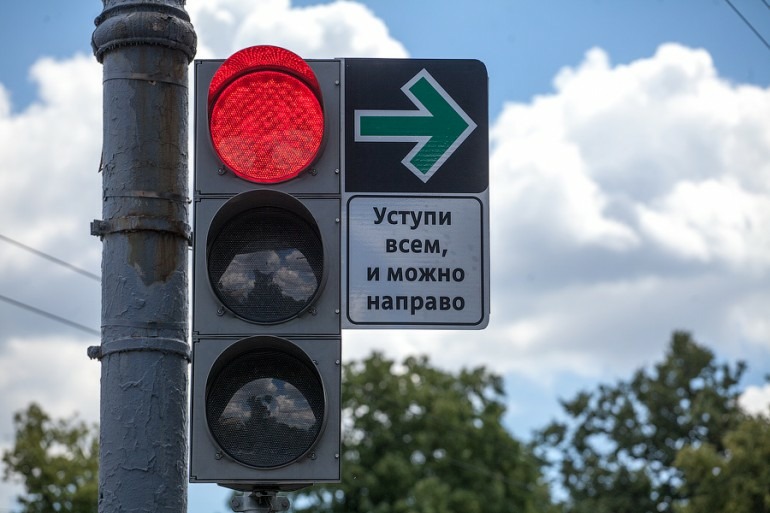 Эксперимент с «поворотом направо на красный» в столице признали неудачным