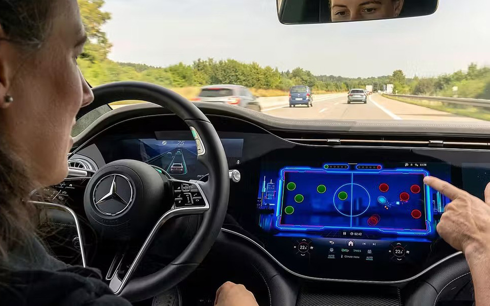 Не только для своих: Mercedes-Benz удивил водителей других марок своим необычным ходом