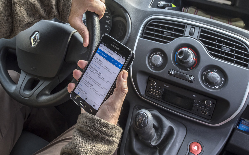 Юрист Бачурина: использование телефона в стоящем авто  не является нарушением