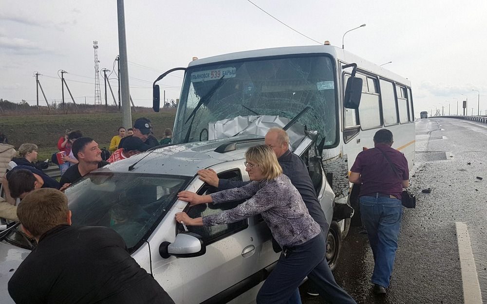 Автобус с людьми разнес четыре автомобиля. Много пострадавших