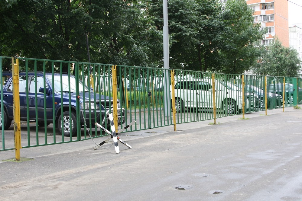 Шлагбаумы во дворах поставят за счет платной парковки
