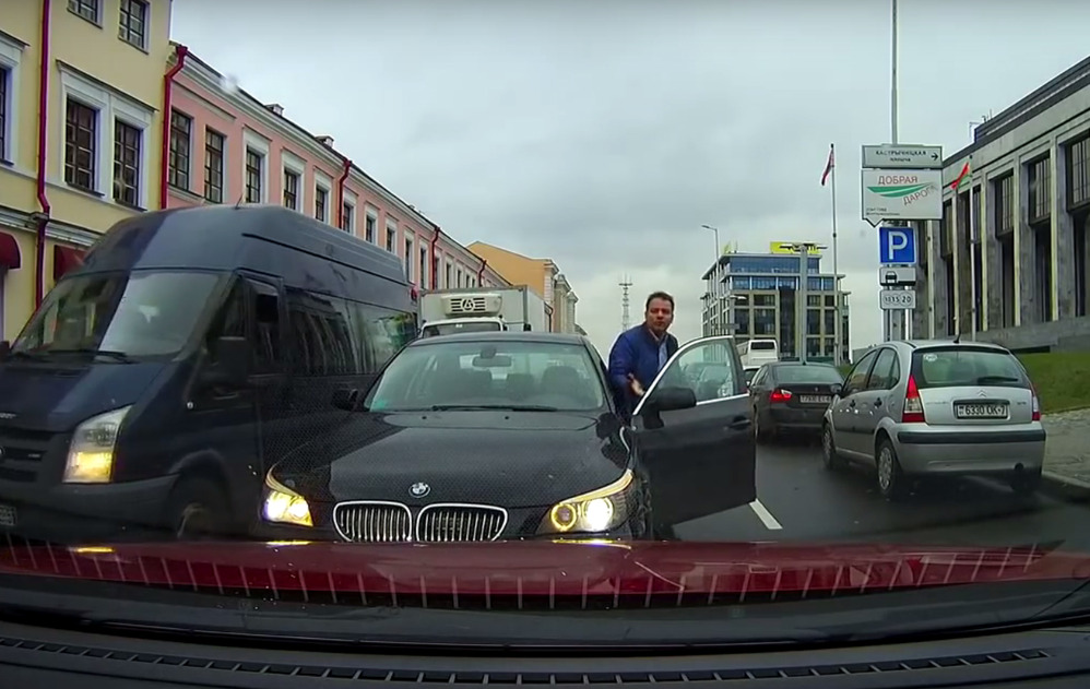 Водитель BMW чувствует себя уверенно даже на встречке (ВИДЕО)