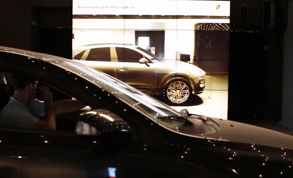 Автомобилистам помогли посмотреть на себя со стороны за рулем Porsche Macan (ВИДЕО)