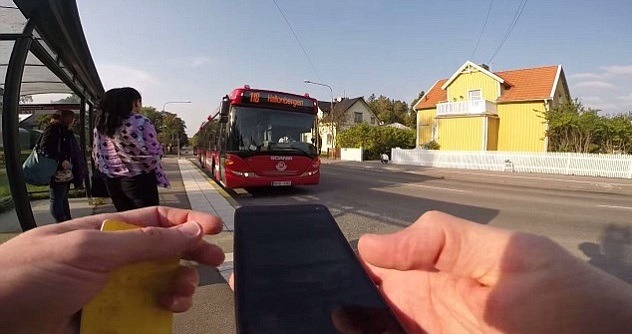 Швед бегом обогнал городской автобус (ВИДЕО)