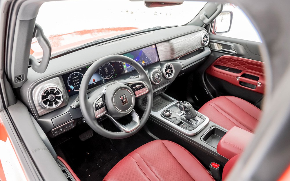 Из явных новшеств - бордовая кожа и более толстый руль, у которого пиктограммы на серебристых кнопках нечитаемы.