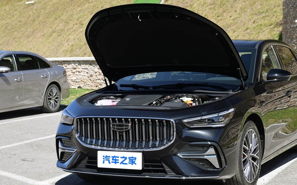 Geely Preface в Китае стоит совсем недорого, причем гибридная версия дешевле обычной