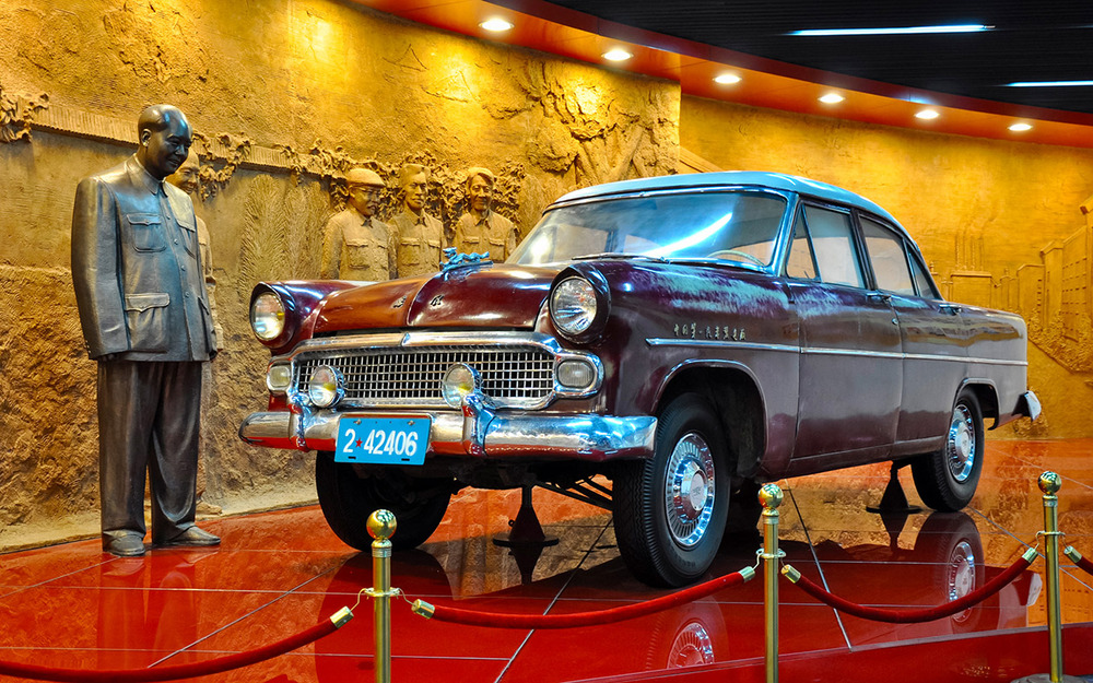 Dongfeng СА71 внешне копировал французский седан Simca Vedette. Дракон на капоте уже правильный - коммунистический! Сделали всего пять экземпляров.