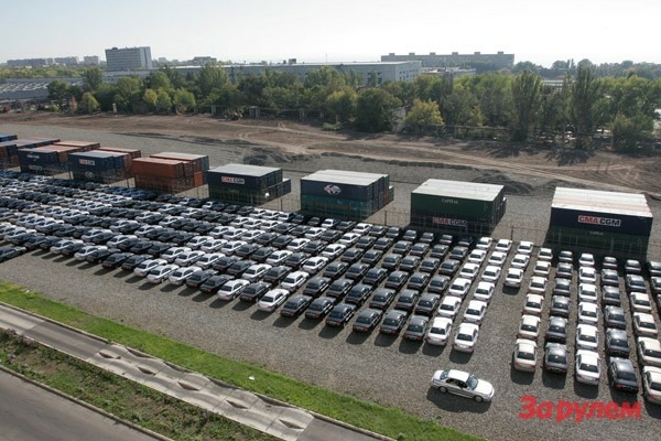 Продажи автомобилей в России продолжают падать
