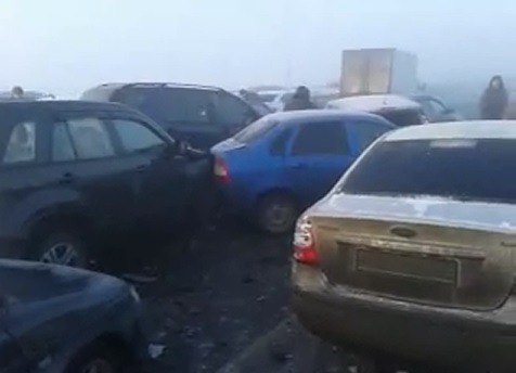 В Подмосковье из-за тумана столкнулись 30 автомобилей (ВИДЕО)