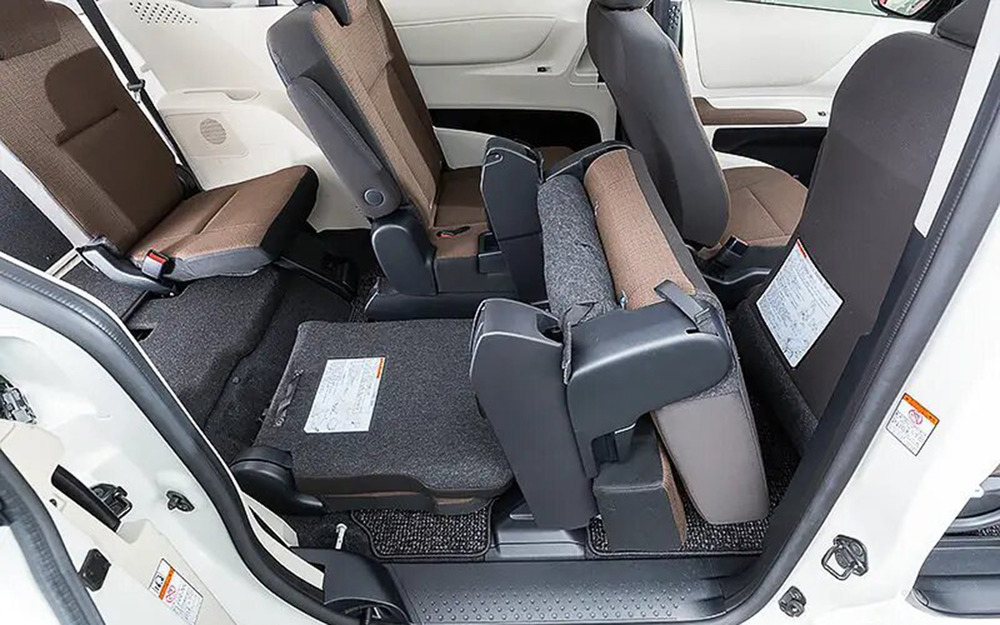 Интерьер Toyota Sienta