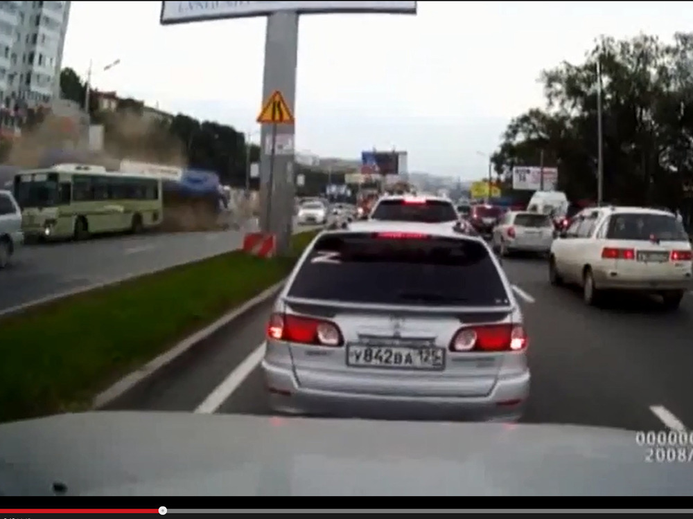 Рейсовый автобус упал с высоты на проезжую часть (ВИДЕО)