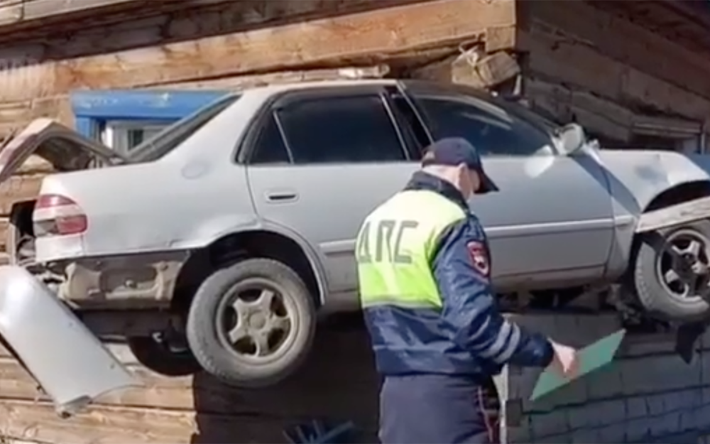 Toyota влетела в дом и застряла в стене