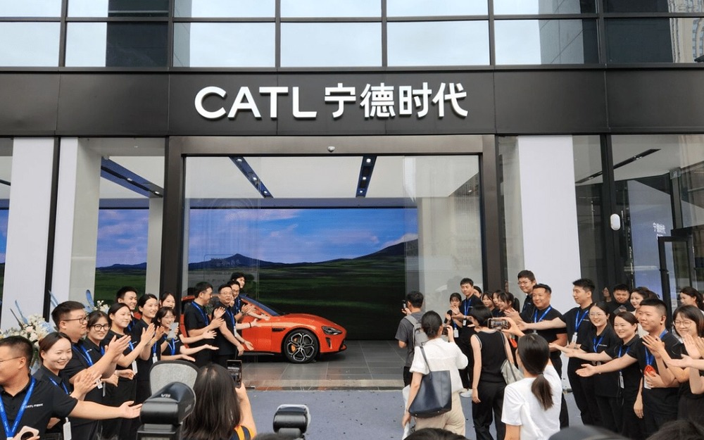 CATL открывает первый центр электромобилей, где представлено около 100 моделей