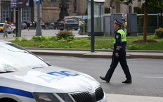 Инспектор ДПС ГИБДД во время дежурства на одной из улиц Москвы.