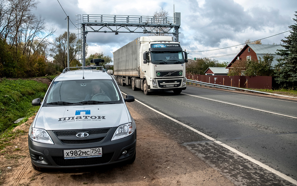 Сейчас владельцы грузовиков полной массой свыше 12 т платят 1,7 рубля за км. С 1 марта платеж вырастет до 2,5 рублей. Вроде копейки, но умножьте их на миллионы грузовиков и километров. И добавьте к цене перевозимых грузов.
