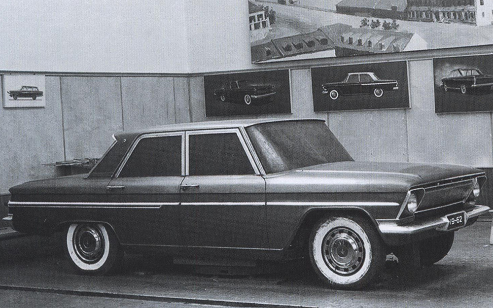 Первый прототип ГАЗ-24 появился еще в самом конце 1963 года. Его так скрывали, что нормальных фото машины не осталось. Но ходовой образец был очень похож на макет художника Льва Еремеева. Образцы второй серии были уже другими, куда более близкими к серийной «двадцатьчетверке».