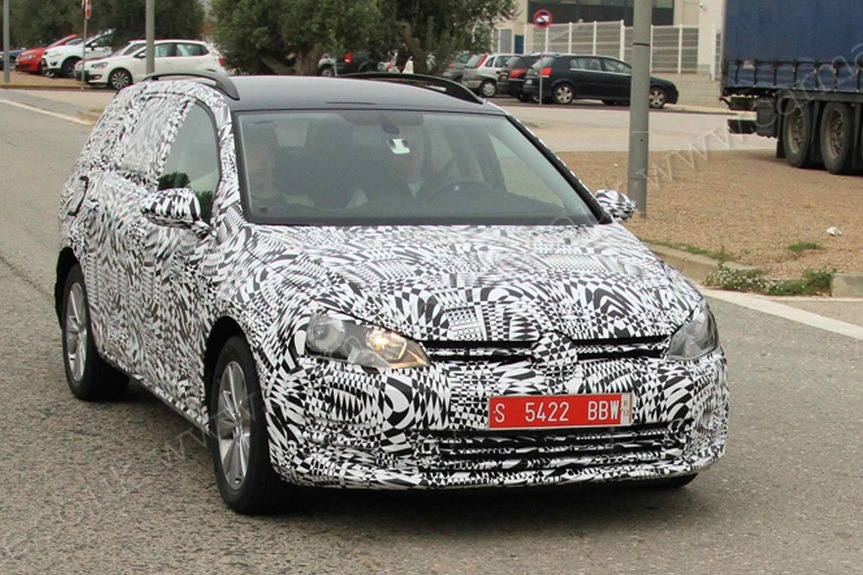 Шпионы поймали на тестах новый универсал VW Golf 