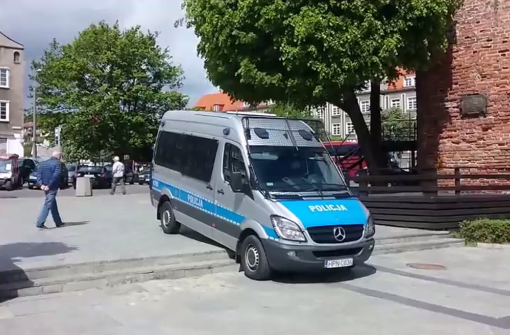 Полицейский скачет по лестнице на патрульной машине (ВИДЕО)