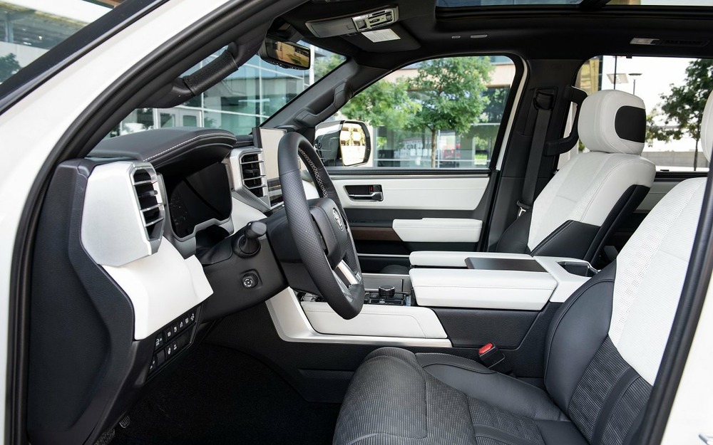 Интерьер Toyota Sequoia