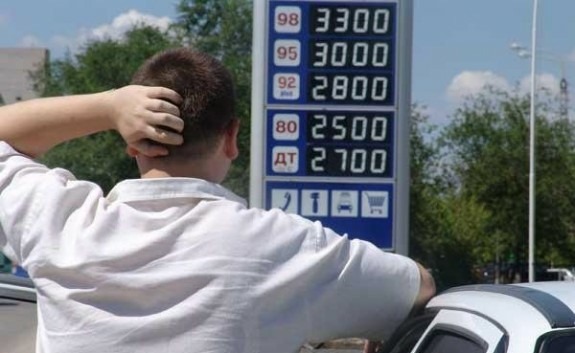 Владельцев заправок заставят платить за цены на топливо