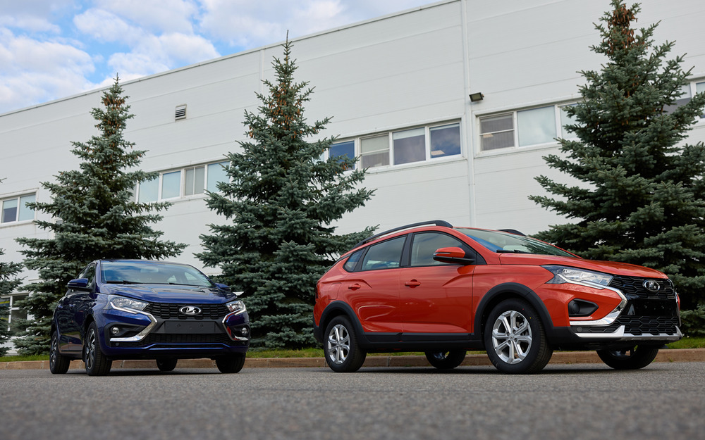 Lada Iskra с берегов Невы - первые автомобили отправились к дилерам