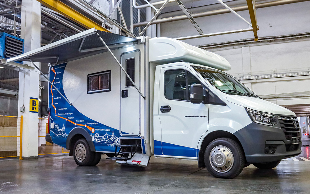 Под дверью жилого отсека - выдвижная лестница.