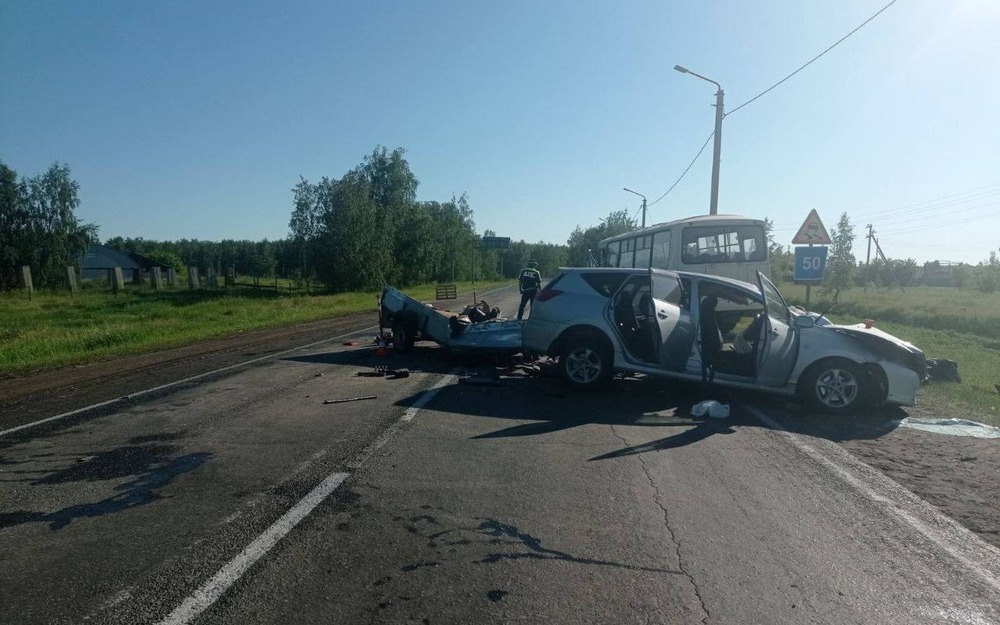 Легковушка столкнулась с пассажирским автобусом: пострадали шесть человек