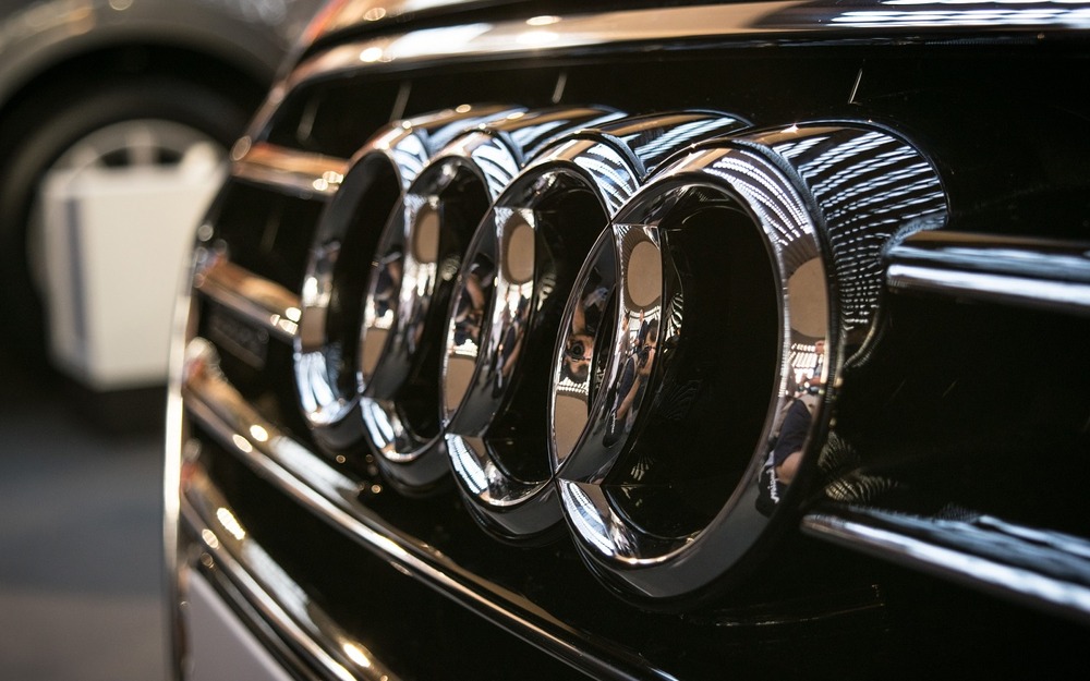Электрокар кажется пресным? Audi предлагает искры, запахи и турболаг