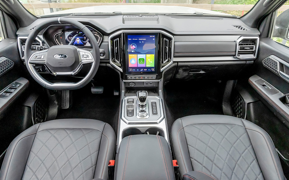 Претензии к посадке типовые для китайских пикапов: подушка коротковата, руль не регулируется по вылету, экраны бликуют. На втором ряду спинка стоит вертикально и нет ручек на дверных стойках.