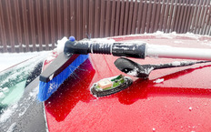 Корпус антенны треснул на морозе. Оказалось, это гарантийный случай. Когда это случилось во второй раз, купили китайский аналог. И пожалели: качество приема радио отвратительное.