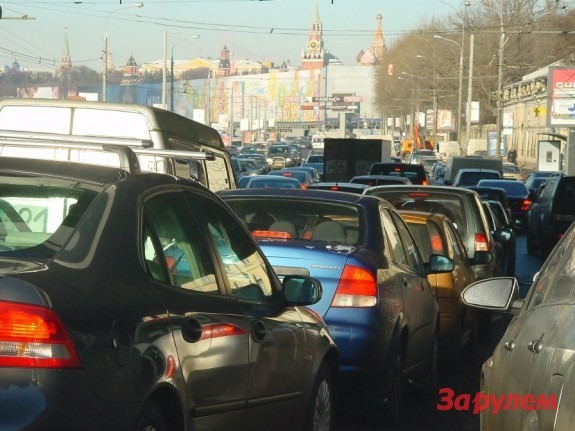 Из-за перекрытых улиц Москву сковали серьезные пробки